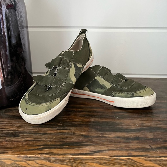 Old Navy Camo shoes, size 10, good used condition, see details - Picture 3 of 7